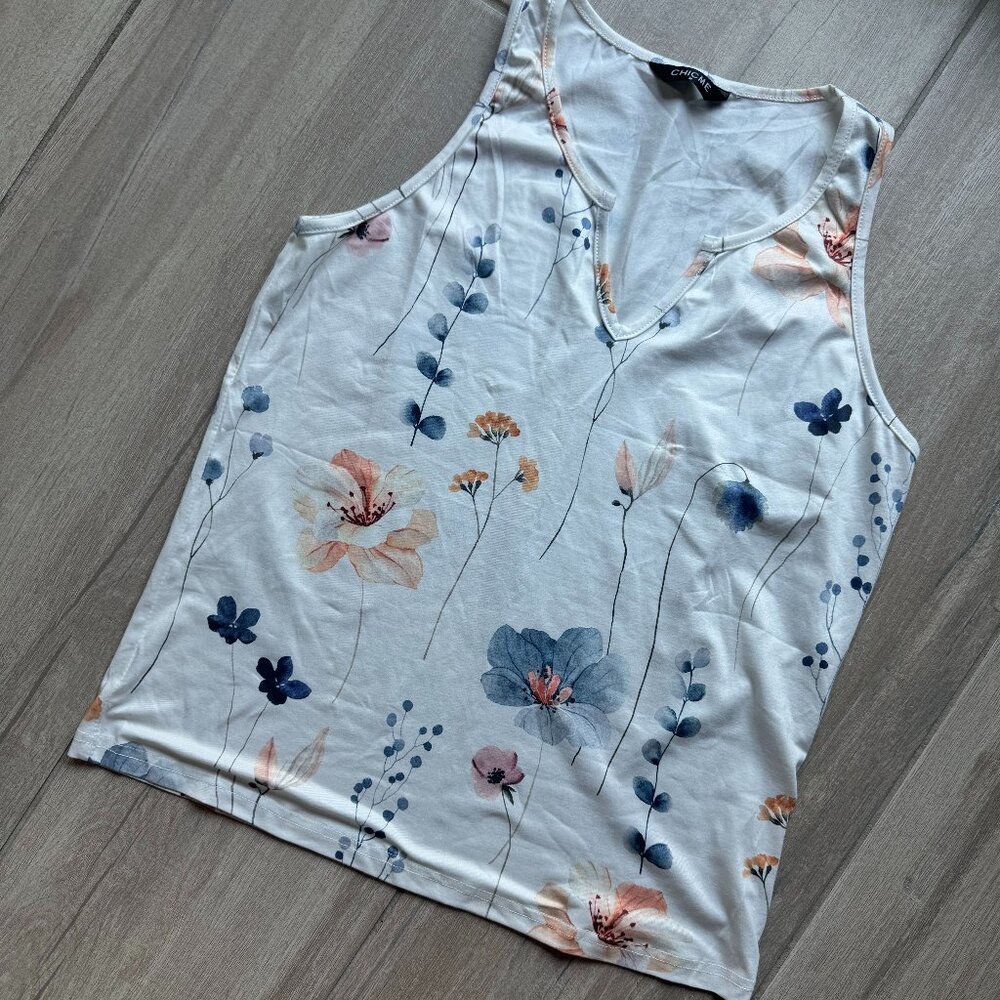 White women's tank w/beautiful flower print - Chicme brand - Size Medium